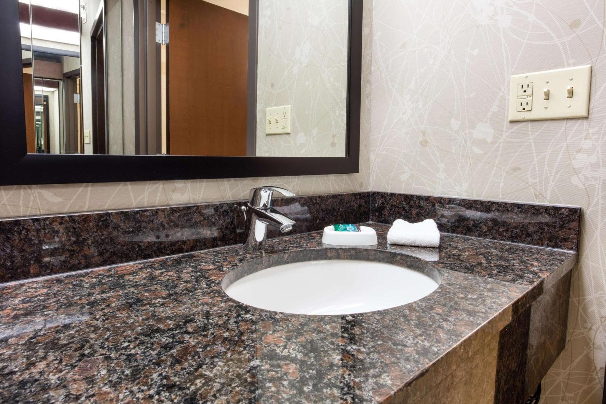 Drury Inn & Suites Kansas City Airport Ngoại thất bức ảnh
